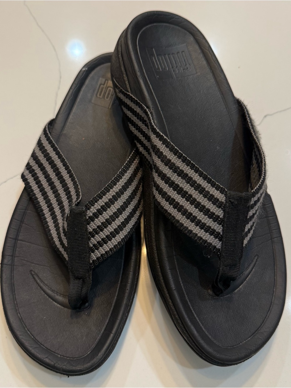 FitFlop Surfa Toe Post Sandal Size 9 Black White Stripe Sandals Flip Flops Thong